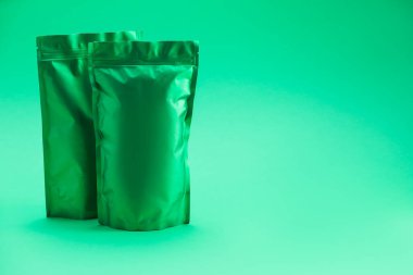 Yeşil arka planda fermuarlı stand-up kesesi. Tasarım için model