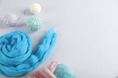 Hafif arka planda yün ve örgü ipliği, düz yatış. Metin için boşluk