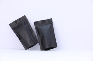 Beyaz arka planda fermuarlı stand-up kesesi. Tasarım için model