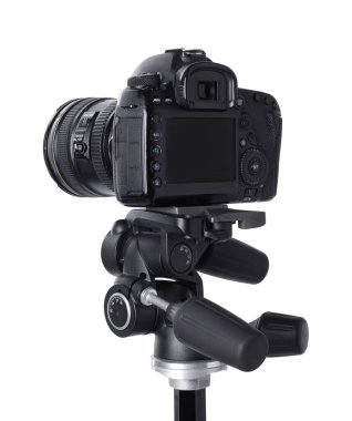 Modern profesyonel video kamera beyaza izole edildi