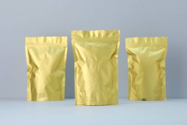 Açık gri arka planda fermuarlı stand-up kesesi. Tasarım için model