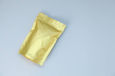 Açık gri arka planda fermuarlı bir stand-up kesesi, üst manzara. Tasarım için model