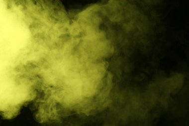 Siyah arka planda sarı ışıkta nargile dumanı, yakın plan