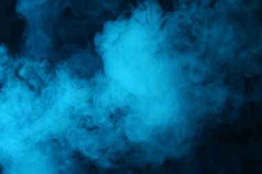 Siyah arka planda mavi ışıkta nargile dumanı, yakın plan