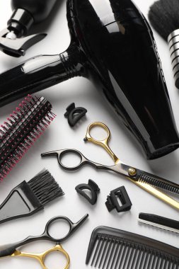 Açık gri arka planda farklı kuaför araçları, üst görünüm
