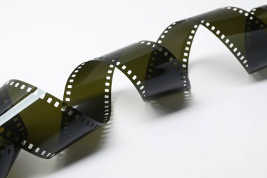 Beyaz arkaplanda fotoğraflı film şeridi