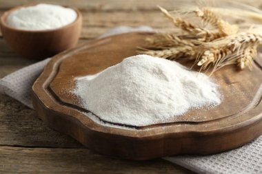 Tahta masada buğday unu ve çiviler, yakın plan.