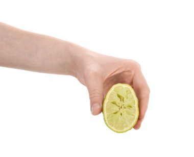 Beyaz arka planda limon sıkan kadın, yakın plan.