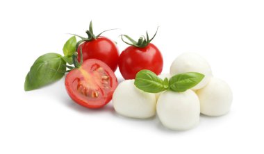 Lezzetli mozzarella peynir topları, domates ve fesleğen beyaza izole edilmiş.
