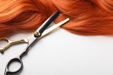 Arka planda saç teli ve makas, yakın plan. Metin için boşluk