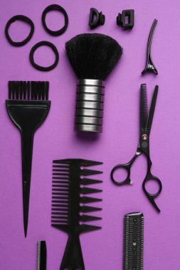 Menekşe arka planda farklı kuaför araçları, düz yatıyordu