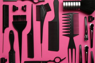 Pembe arka planda farklı kuaför aletleri, düz yatış