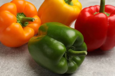 Gri desenli masada taze dolmalık biberler, yakın plan.