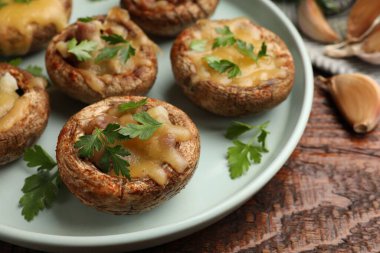 Ahşap masada lezzetli mantarlar, yakın plan.