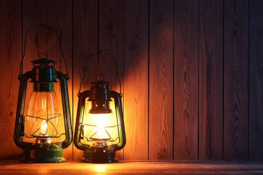 Ahşap masada eski gazyağı fenerleri, metin için boşluk