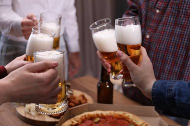 Bira ve atıştırmalık arkadaşlarla ahşap masada, yakın plan