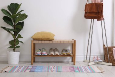 Koridorda farklı ayakkabı ve aksesuarlar var.