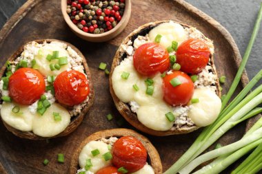 Siyah masada servis edilen lezzetli mantarlar, üst manzara.