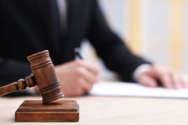 Yargıç çalışıyor ve tokmak içeride masa başında, seçici odaklanma