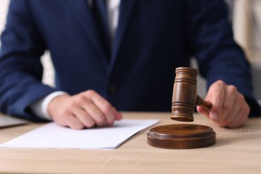 Tokmaklı yargıç içeride masa başında çalışıyor, yakın plan.