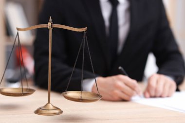 Yargıç içeride çalışıyor ve tartılar masada, seçici odaklanma