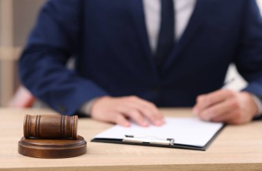 Yargıç çalışıyor ve tokmak içeride masa başında, seçici odaklanma