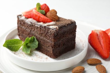 Çilekli, bademli ve naneli çikolatalı kek. Yakın plan.