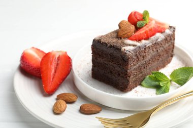 Çilekli, bademli ve naneli çikolatalı kek. Yakın plan.