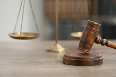 Hakimin tokmağı ve terazisi ofisteki ahşap masada, yakın plan.