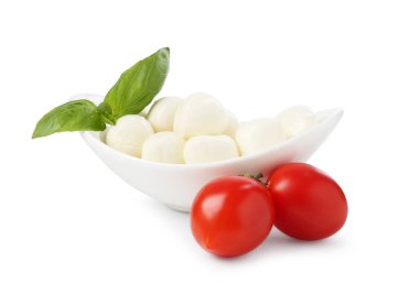 Beyaz arka planda lezzetli mozzarella peynir topları, domates ve fesleğen.