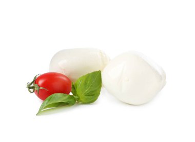 Beyaz arka planda lezzetli mozzarella peynir topları, domates ve fesleğen.