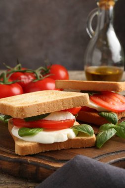 Peynirli, domatesli ve fesleğenli lezzetli sandviçler.