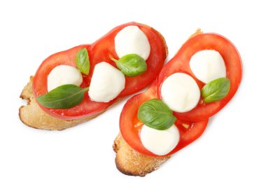 Beyaz arka planda mozarella peynirli, domatesli ve fesleğenli lezzetli sandviçler.