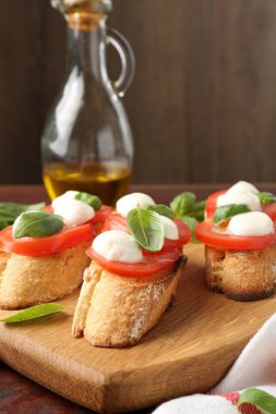 Peynirli, domatesli ve fesleğenli lezzetli sandviçler.