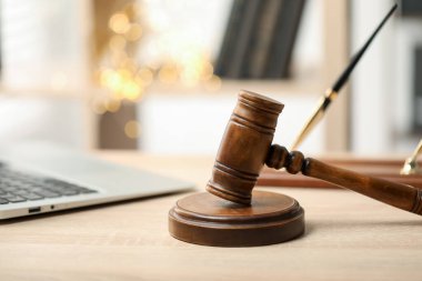 Ofisteki ahşap masada yargıç tokmağı, yakın plan. Bokeh etkisi