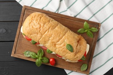 Mozarella peynirli, domatesli ve fesleğenli lezzetli sandviç.