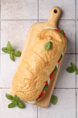 Mozarella peynirli, domatesli ve fesleğenli lezzetli sandviç.