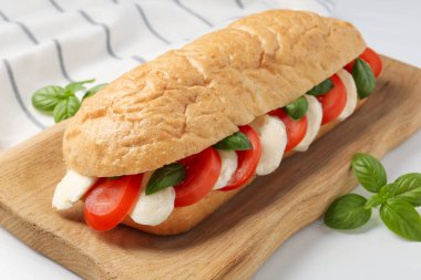 Mozarella peynirli, domatesli ve fesleğenli lezzetli sandviç.