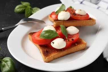 Mozarella peynirli, domatesli ve fesleğenli lezzetli sandviçler.