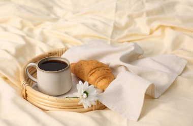 Kapalı alanda nefis bir kahvaltı tepsisi, yakın plan. Metin için boşluk