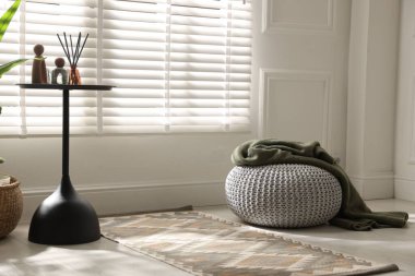 Ev dekoru ve ekose desenli şık örülmüş bir puf. Metin için boşluk