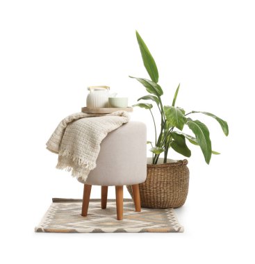 Beyaz üzerine izole edilmiş çay seti, ekose ve ev bitkisi ile şık pouf