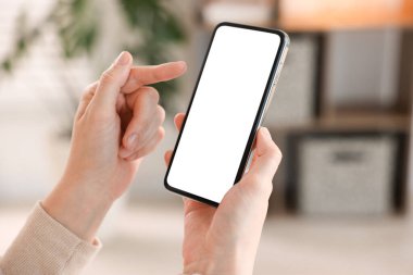 Evde modern akıllı telefon kullanan bir kadın, yakın plan.