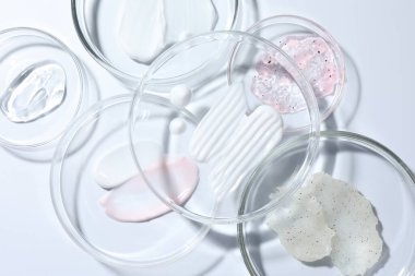 Petri kabında farklı kozmetik ürünleri beyaz arka planda, düz yerde