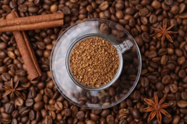 Granüllü kahve, yıldız anason ve tarçınlı fasulye.