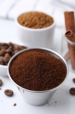 Işık masasının üzerindeki kahve tozu, yakın plan.