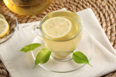 Yeşil çayı limonlu ve yapraklı ferahlatıyor, yakın plan.