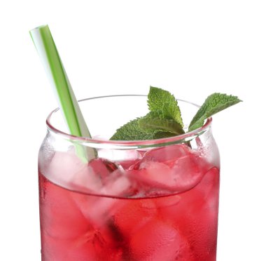 Buzlu vişneli soda ve beyaz üzerine izole edilmiş nane şekeri.