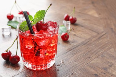 Buzlu vişneli gazoz, böğürtlen ve nane şekerli ahşap masa, yakın plan. Metin için boşluk
