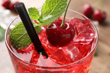 Buzlu vişneli soda, meyveli ve nane şekerli masa, yakın plan.